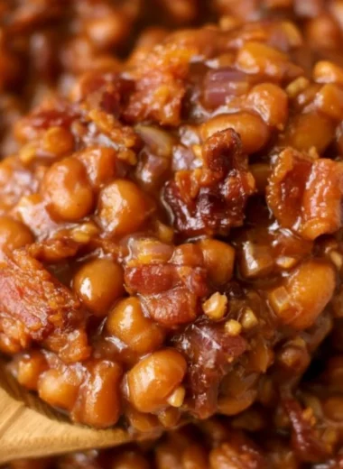 Delicious bowl of Easy Ultimate Baked Beans ready to serve